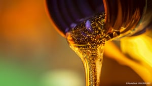 oil_AdobeStock_201879487_mit_copyright-Ivan-Uralsky_1100x620px_260407