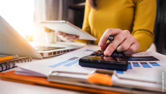 calculating_AdobeStock_262927984_mit_copyright_NINENII_1100x620px_230622